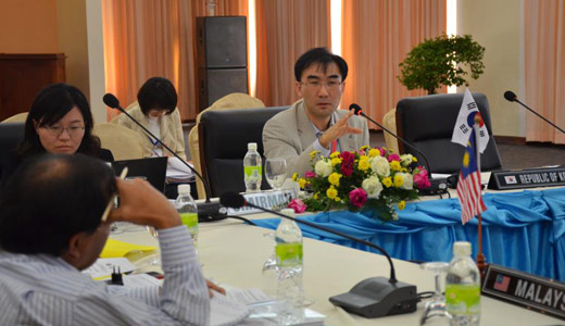 Mr. Seong-ho Lee from the Ministry of Foreign Affairs and Trade of Korea (on the right) led Korean delegation  to the 6th AKFTA Implementing Committee Meeting.